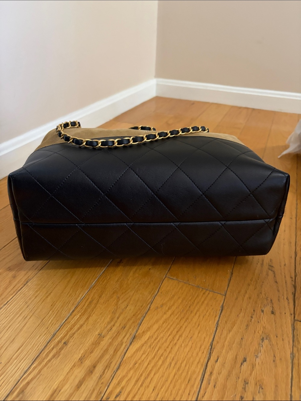 CHANEL 25 beige suede and black lambskin - Picture 4 of 12